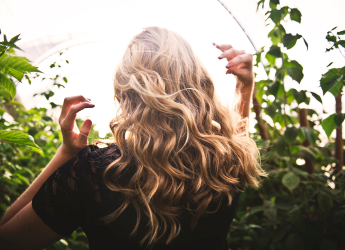 Hiusten kasvivärjäys – nouseva kauneustrendi